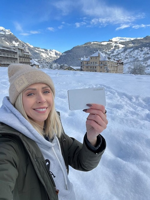 Zadowolony klient prezentuje Mobilny Router XOXO WiFi w Szwajcarii