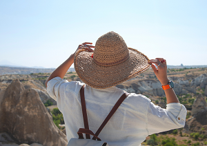 Turysta wyposażony w Nielimitowany Internet XOXO WiFi w Mobilnym Routerze