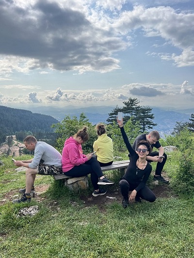 Grupa zadowolonych klientów korzystająca z niezawodnego Routera XOXO WiFi zapewniający Internet na Bałkanach