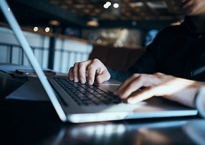 Laptop korzystający z internetu XOXO WiFi